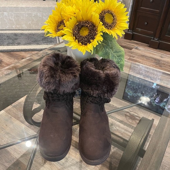 Old Navy knitted winter boot. Size 8
Color Brown Gently worn - Picture 3 of 5